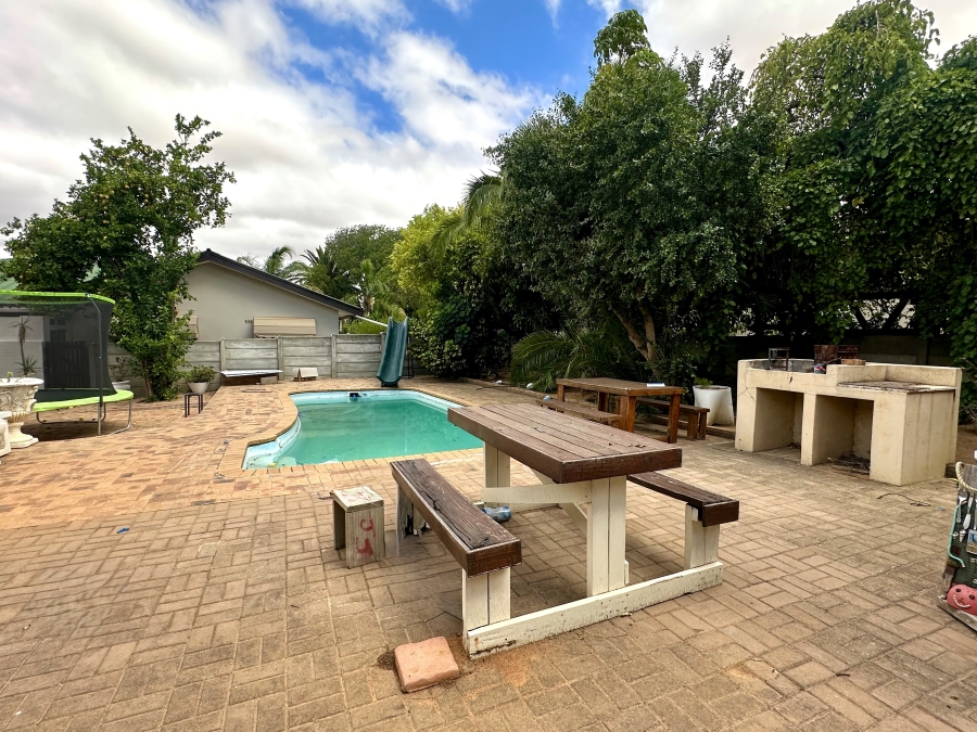 4 Bedroom Property for Sale in Bergzicht Western Cape